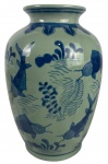 Vaso chinês, dito Celadon com pintura na tonalidade azul representando vegetais marinhos e peixes. Marcado no verso. 27 x 17 cm.