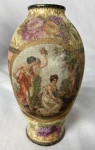 Vaso em porcelana alemã de DESDREN com pintura texturizada em policromia com folhagens, flores, volutas e três figuras femininas da antiguidade em comunicação com querubim. 15 cm.
