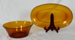 DURALEX - Saladeira (med.: 9 x 23 cm) e travessa (3 x 21 x 34cm) em vidro na cor ambar.