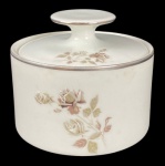 Açucareiro em porcelana RENNER com policromia floral e borda com friso prateado. Med.: 10 x 11,5 cm.