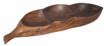 Petisqueira de madeira entalhada no feitio de folha com 3 divisórias. Med.: 6 x 45 x 16 cm.