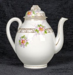 Bule para chá em porcelana branca japonesa, com decoração de flores, folhas e arabescos. Atenção: Tampa apresenta pequeno bicado, há registro do bicado nas fotos. Med.: 15 x 16 x 9 cm.