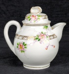 Cremeira em porcelana branca japonesa, com decoração de flores, folhas e arabescos. Med.:15 x 13 x 9 cm.