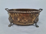 Cachepot de metal martelado com pés e alças trabalhadas Medidas: 11x26cm
