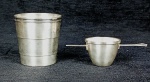 Lote composto por dois itens em metal espessurado a prata de marcas diversas, a saber: A) Um copo de bolsa - CHRISTOFLE e B) um dosador - WOLF . Med.: 7,5 x 6,5 cm.