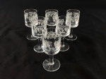 Seis taças para licor em vidro com decoração de cachos de uvas. Med.: 9 x 4 cm.