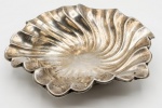 Centro de mesa em prata portuguesa contraste Águia , teor 833, no feitio orgânico e bordas sinuosas em recortes. 5 x 27 cm. Peso: 445g.