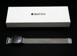 Apple Watch SE (2ª Geração) 40mm em excelente estado de conservação, combinando design moderno, leveza e praticidade para o dia a dia. Equipado com o processador S8 da Apple, oferece desempenho rápido e fluido para acompanhar notificações, chamadas, mensagens, atividades físicas e recursos de saúde. Possui tela Retina OLED de alta qualidade, resistente à água até 50 metros, monitoramento de frequência cardíaca, acompanhamento de sono, detecção de quedas, GPS integrado e diversos modos de treino para auxiliar no monitoramento das atividades diárias. Compatível com o ecossistema Apple, é ideal para quem busca conectividade, praticidade e tecnologia em um smartwatch confiável e elegante.