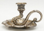 Antiga palmatória em prata, teor 800 com base concheada e perolada sustentando cisne estilizado, formando alça em S invertido. 9,5 x 16 x 10 cm. Peso:  137g.