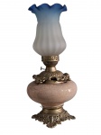 Luminária de mesa no feitio de lampião com corpo em cerâmica craquelada com pintura floral, guarnições em metal e manga em vidro fosco com borda azelada.