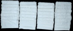Conjunto com vinte e oito capas para jogo americano em tecido piquet com renda na borda. Med.: 40 x 48 cm.