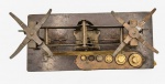 Antiga balança mecânica de dois pratos de metal, sustentada por uma base robusta de ferro pintada de vermelho. MED : 19 X 13 X 36