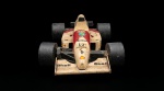 Carrinho de madeira de Fórmula 1 Ayrton Senna. Med: 12cm x 22,5cm x 35cm.