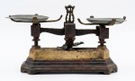 Antiga balança de armazém, com dois(2) pratos em latão, para 2 kg . da manufatura Conte Ville - Rio de Janeiro . MED : 15 X 14 X 33OBS : A base direita da balança está quebrada