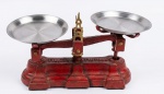 Antiga balança de armazém em ferro fundido, com dois(2) pratos em latão . MED : 13X14X32