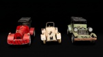 Três carrinhos vintage coloridos. Med.: Vermelho: 13x11x25cm. Marfim: 11x10,5x21cm. Verde: 12x11,5x28cm.