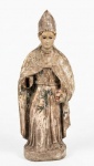 Escultura sacra do Santo Papa, com corpo de madeira, cabeça de porcelana e olhos de vidro. Med.: 49x8x16cm