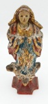 Escultura de madeira de Nossa Senhora da Conceição. Med.: 27x10x11 cm.