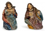 Duas imagens de presépio em madeira entalhada policromada representando São José e Virgem Maria. Med.: 8x5x4,5cm cada.