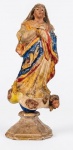 Escultura sacra antiga em madeira de Nossa Senhora da Conceição com olhos de vidro. Med.: 27x8x10cm. Obs: faltam duas cabeça na base da peça. Base está solta. Faltam as mãos.