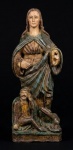 DARCILIO. Imaginário representando Santa Marta entalhada em madeira com vestígios de policromia. Olhos de vidro. Obs: falta uma das mãos. Med.: 30x7x11,5cm