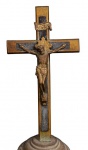 Crucifixo de mesa antigo em metal amarelo e bronze.Med.:25x8,5x9