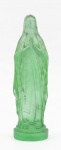 Estatueta de Nossa Senhora de Fátima em vidro satiné. Med.:22x6x6.