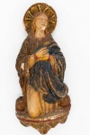 Imagem de parede em pedra sabão com policromia de Nossa Senhora da Conceição. Med.: 17x3x7cm