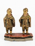 Escultura de São Cosme e Damião em madeira policromada. Obs: estão descolados da base. Falta uma mão em cada. Med.:14x4,5x13cm
