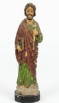 Escultura de São Judas Tadeu esculpida em madeira policromada. Med.:12,5x3x3cm