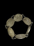 Pulseira confeccionada em moedas de prata de 2 Mil Réis com efígies de D. Pedro II e Epitácio Pessoa em comemoração ao primeiro Centenário da Independencia, de 1822 a 1922. 19cm. 51.7g