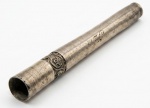 Piteira em prata polida com cinzelado floral. Apresenta o nome Iza com data de 27 -VI - 1932. 7 cm. 7.5g.