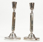 Par de castiçais de metal espessurado a prata da marca Bristol. Med.:23cm (altura) - 9,5 (espessura).