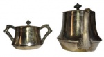 Bule e açucareiro espessurados a prata da marca Apollo Silver Co. Med. 14,5cm de altura x 10cm de diâmetro (bule);  9cm de altura x 8cm de diâmetro (açucareiro).