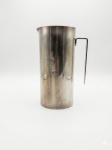 Jarra de metal espessurada a prata da marca Riva. Med.: 21,5cm de altura x 10cm de diâmetro.