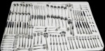 Faqueiro em metal espessurado a prata cinzelado com frisos, cruisé e laçarote da marca ST JAMMES, sem uso e acondicionadas em caixas originais. A saber: 12 facas, 12 garfos, 12 colheres para sopa, 12 facas, 12 garfos, 12 colheres para sobremesa, 12 facas, 12 garfos para peixes, 12 colheres para chá, 12 colheres para café e 10 peças de servico. Total: 130 peças.