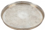 Salva de metal espessurada a prata. Obs: faltam dois pés. Med. 3cm de altura x 41cm de diâmetro.