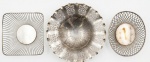 Conjunto com uma fruteira e duas pãozeiras de metal espessuradas a prata. Med.: 9cm de altura x 35cm de diâmetro (fruteira); 9cm x 26,5cm (pãozeira 01); 8cm de altura x 25cm de diâmetro (pãozeira)