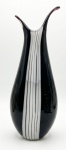 Vaso contemporâneo de Murano preto com listras brancas. Med.: 36cm de altura x 4cm de diâmetro.