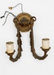 Antiga arandela de parede com duas velas em bronze. Med. 23cm de altura x 18cm de largura.