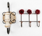 Arandela de metal e madeira com uma vela. Acompanha cabideiro com flores. Med.: 37cm de altura x 16cm de largura (arandela); 24,5cm altura x 26cm de largura.