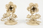 Par de arandelas em metal com flores com uma vela cada. Med.: 27cm altura x 15cm de largura.