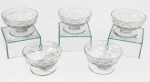BACCARAT - Conjunto com 5 taças para champagne em cristal françês, haste curta e lapidação de facetas contínuas, modelo CHARLES  com carimbo da cristaleria na base. 6 x 10 cm.