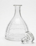 BACCARAT -Garrafa para liqueur ou dècanter em cristal, modelo CHARMES caracterizado por três faixas horizontais de facetas planas com lapidação arredondadas. Apresenta caribo da cristaleria na base. Alt.: 21 cm.