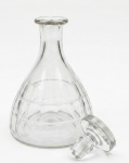 Garrafa para liqueur em cristal, modelo CHARMES caracterizado por três faixas horizontais de facetas planas com lapidação arredondadas, ao gosto BACCARAT. Alt.: 15 cm.