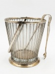 Balde de gelo em metal espessurado a prata da marca Wolff, com corpo vazado e interior com recipiente de vidro. Acompanha pegador de gelo. Med.:15cm de altura, 13cm de diâmetro.