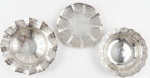 Duas fruteiras e um prato para doces da marca Wolff em metal espessurado a prata. Med.: fruteira 01: 8cm (altura) x 30cm (diâmetro); fruteira 02: 6,5cm (altura) x 30cm (diâmetro); prato para doces 4cm (altura) x 30cm (diâmetro)