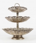 Fruteira em metal espessurado a prata com 3 níveis e bordas vazadas da marca Wolff.Med.: 30cm de altura x27cm de diâmetro.