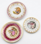 Três pratos decorativos em porcelana com bordas douradas. Prato 01: Picnic 18cm de diâmetro; Prato 2: galanteio 24cm de diâmetro ; Prato 3: galanteio 26cm diâmetro.