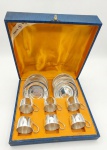 Conjunto com seis suportes para xícaras e pires em metal espessurado a prata. Obs: Os itens não possuem sinais de uso e não foram limpos para preservá-los. Med.:8cm de altura x 26cm largura.